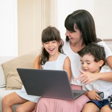 Cuidados com o uso de eletrônicos e telas por crianças